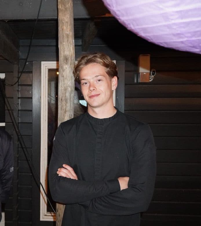 Twee koks werken de borden af in de keuken